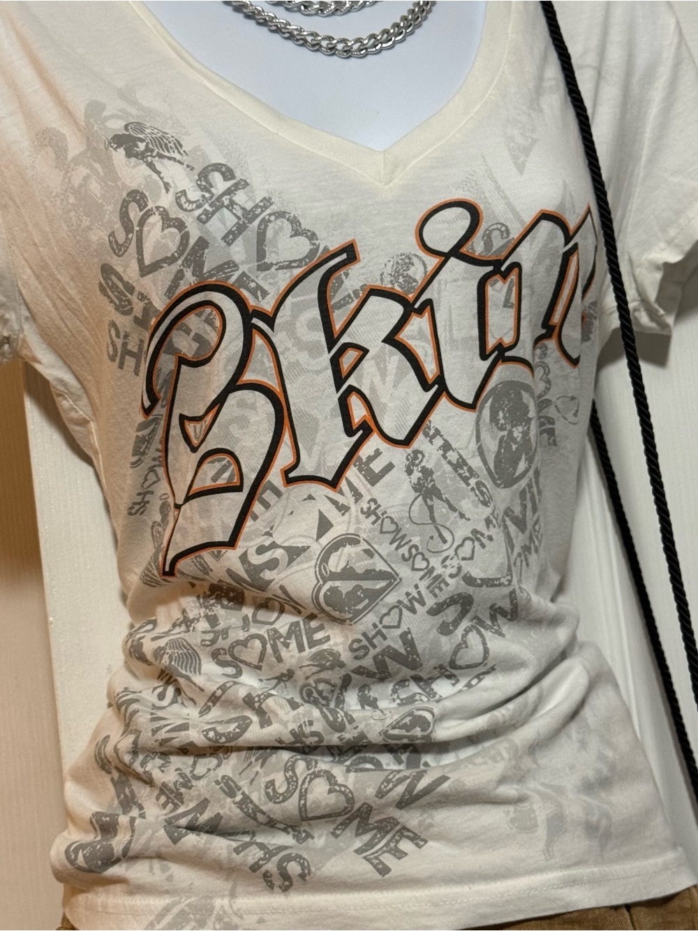 Graphic V-Neck Short Sleeve Tee in Off-White